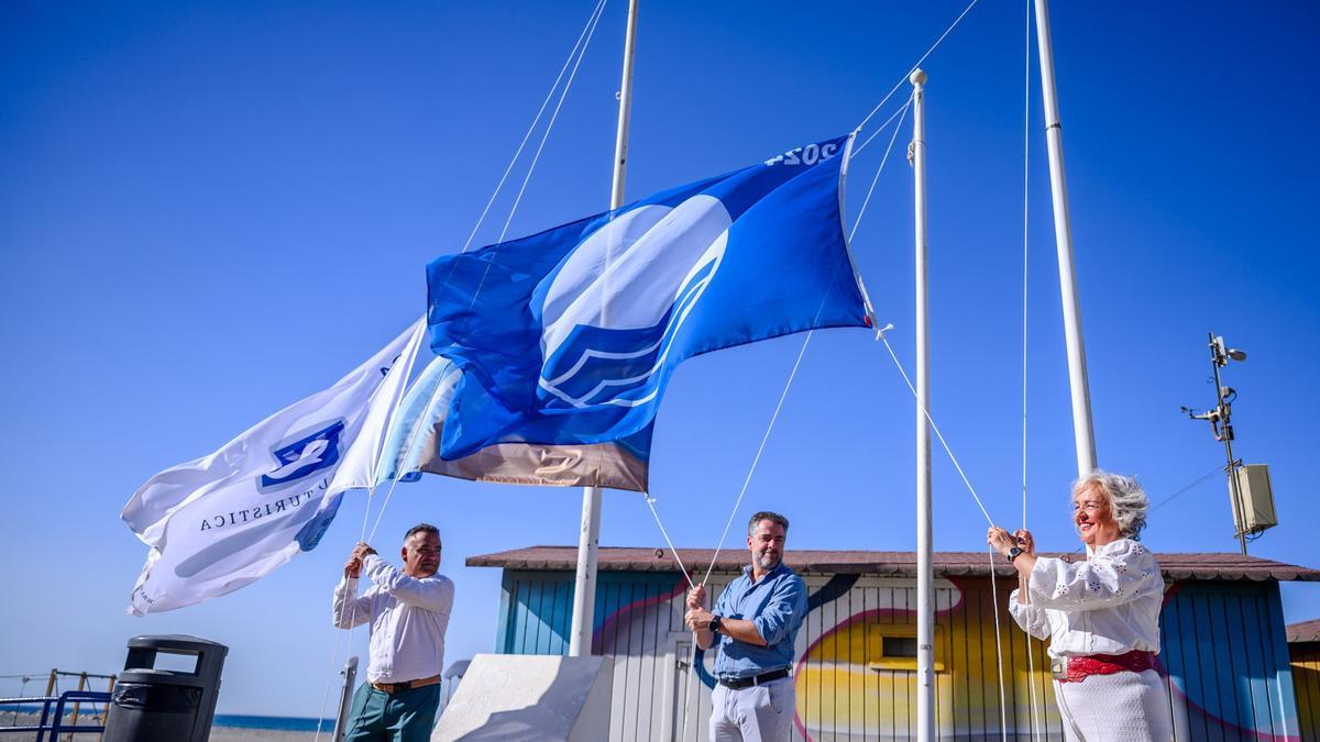 Una bandera azul en una playa española.