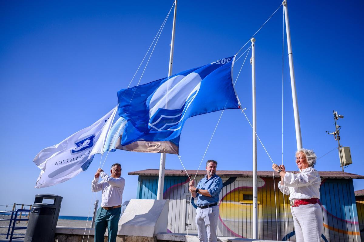 La concejala delegada de Servicios Operativos, Playas y Fiestas, Teresa Porras, y el concejal de distrito Este, Carlos Conde, durante el izado de las siete Banderas Azules 2024 en la playa de Pedregalejo
