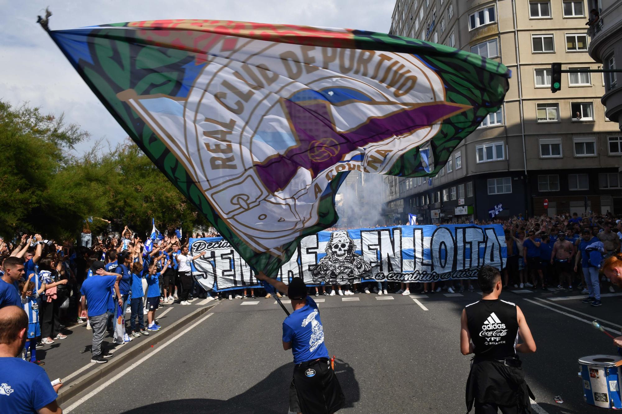 Multitudinario recibimiento de la afición al Dépor en Riazor antes del partido contra el Castellón