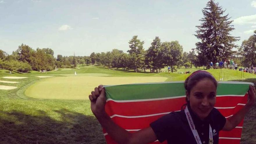 Con la bandera de Zamora en el campo de golf Congressional, donde ha trabajado como voluntaria.