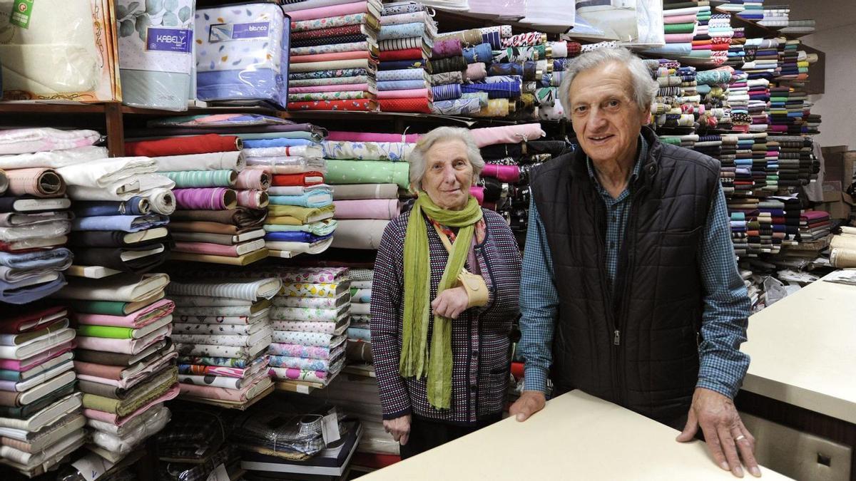 Manuel Figueira, regente de la tienda, posa junto a su hermana, Sabina.