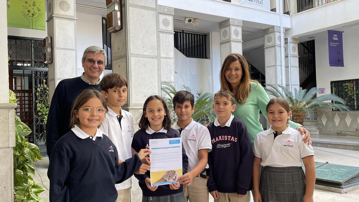 Escolares de Maristas Málaga muestran el reconocimiento de Unicef junto al director del centro, Federico Fernández Basurte.