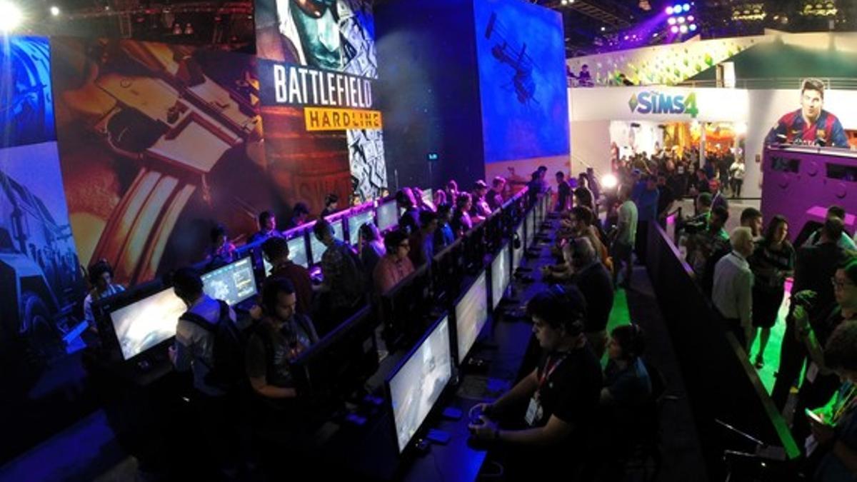 Los asistentes a la feria E3 de videojuegos prueban las últimas novedades