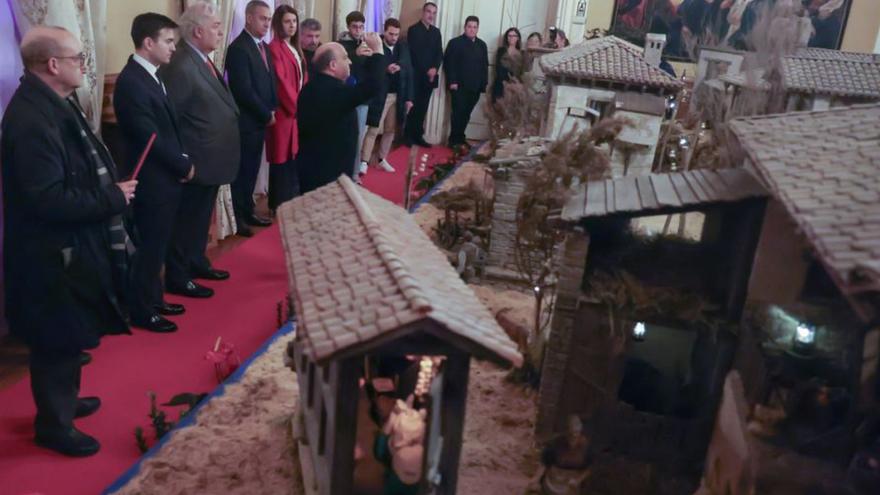 El arzobispo en el momento en que bendijo el belén.  | |  JESÚS PRIETO