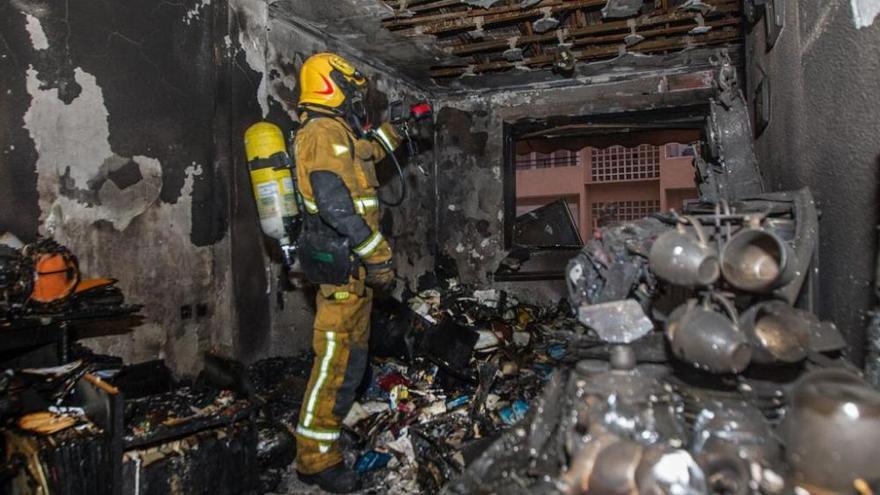 Dos muertos en un virulento fuego en una vivienda de Alicante