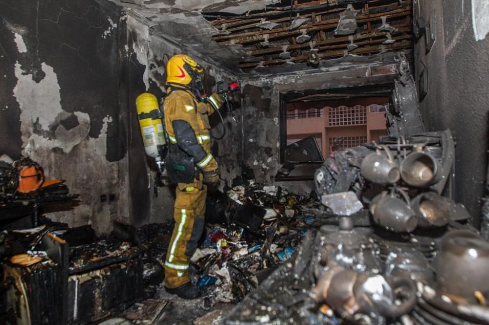 Dos muertos en un virulento fuego en una vivienda de Alicante