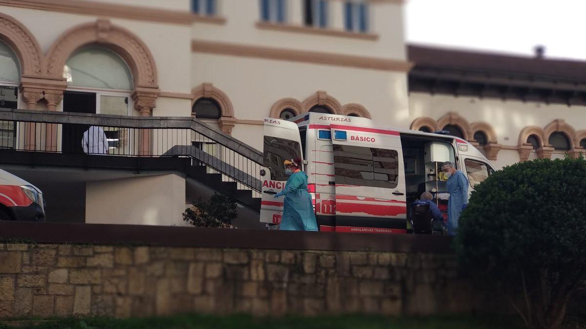 Traslado de pacientes con covid del Hospital de La Caridad, en Avilés