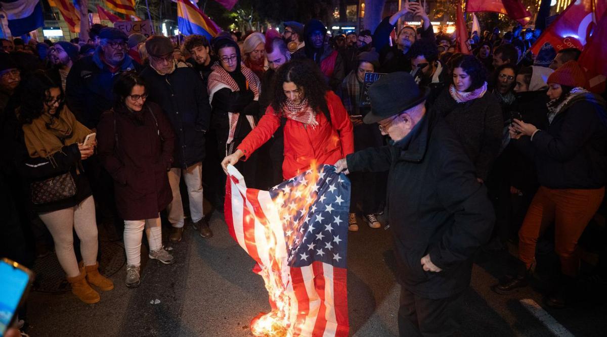 Centenars de persones celebren la captura de Nicolás Maduro, a la Puerta del Sol de Madrid.