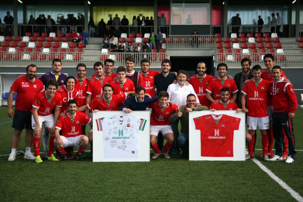 El club homenajea en su despedida al capitán tras 15 años en el club y a su entrenador, tras seis temporadas al frente del banquillo.