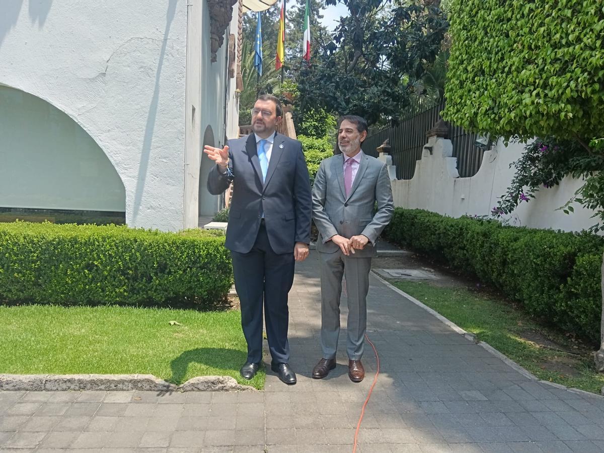 Adrián Barbón, este martes con el embajador de España en México, Juan Duarte.