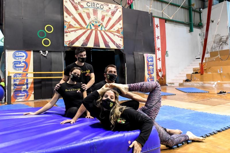 La escuela de circo malabares San Borondón cumple quince años