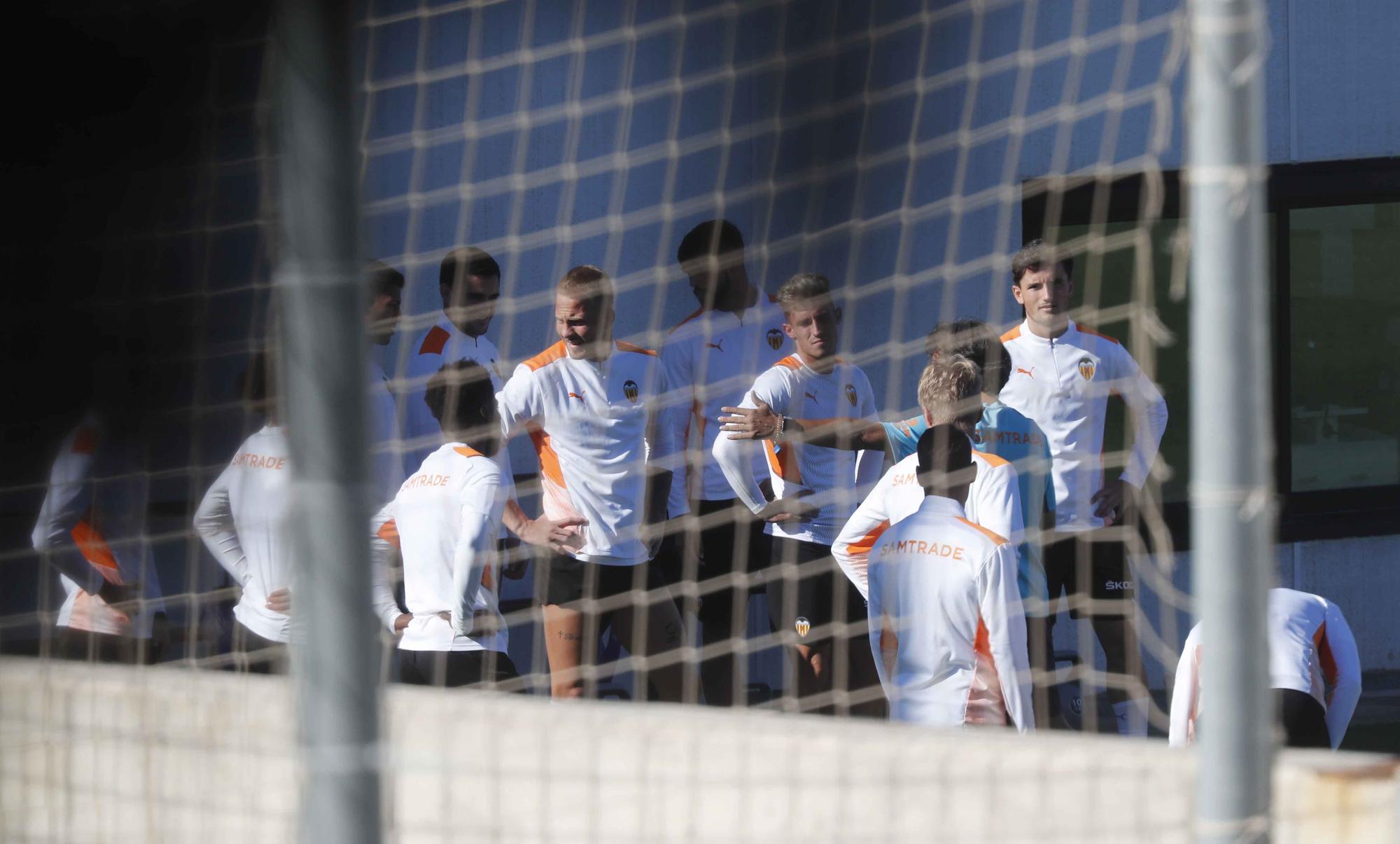 Entrenamiento del Valencia, a puerta cerrada