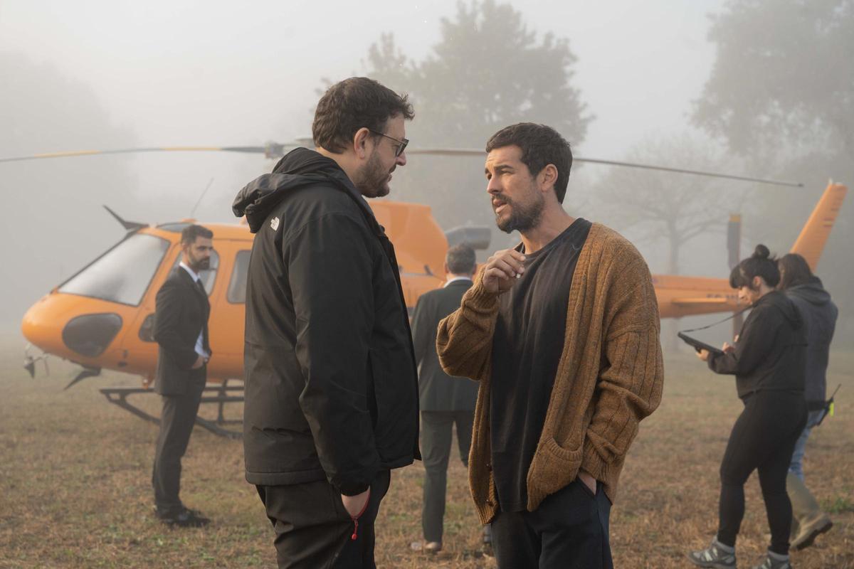 El director Dani de la Torre habla con el actor Mario Casas en O Saviñao (Lugo) durante el rodaje de "Zeta".