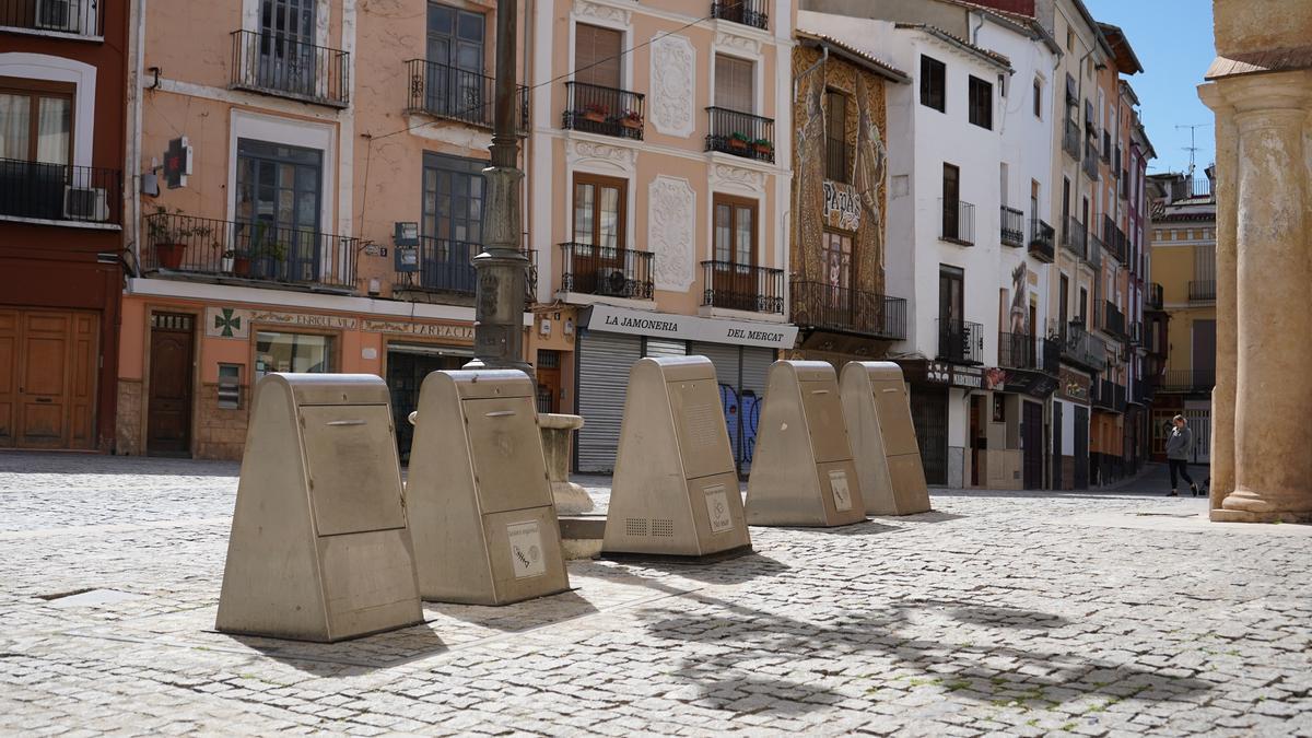 Contenedores soterrados en la Plaça del Mercat.