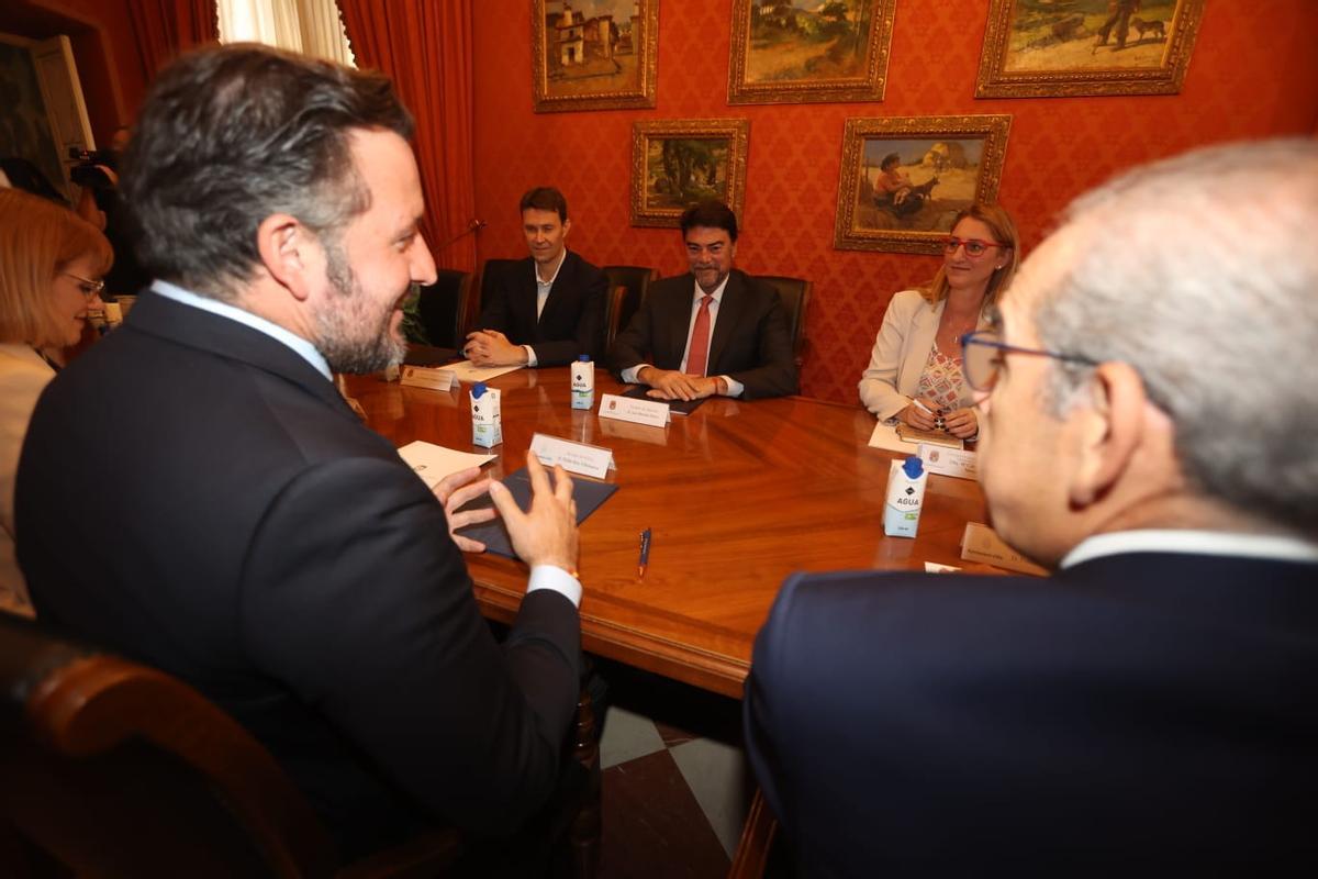 Las fotos de la "cumbre histórica" de los alcaldes de Alicante y Elche