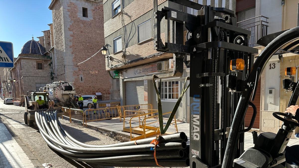 Obres de remodelació integral en el carrer Sant Joan, a on s’ha renovat el paviment i la xarxa d’aigua potable