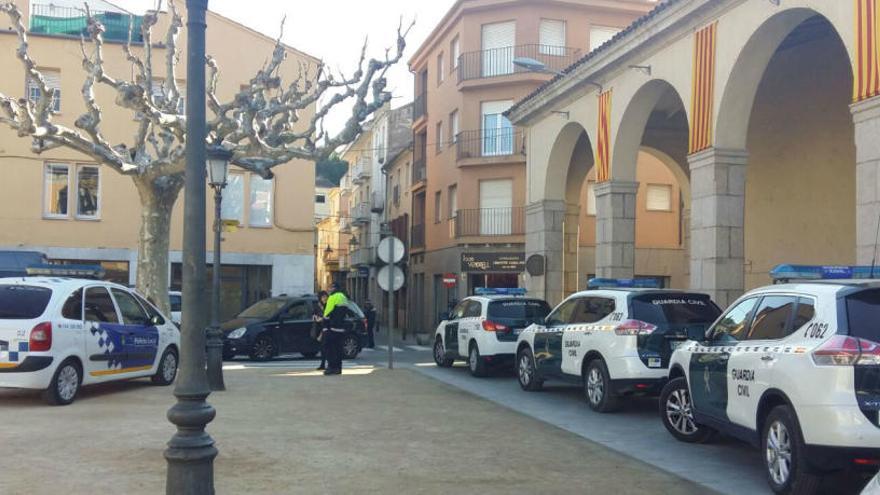 Vehicles de la Guàrdia Civil prop d&#039;on ha estat detingut l&#039;home.