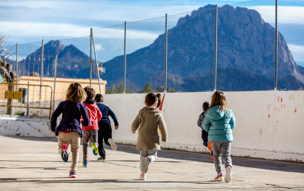 Niños en el patio de la escuela Relleu, que forma parte de un centro rural agrupado con Orxeta y Sella