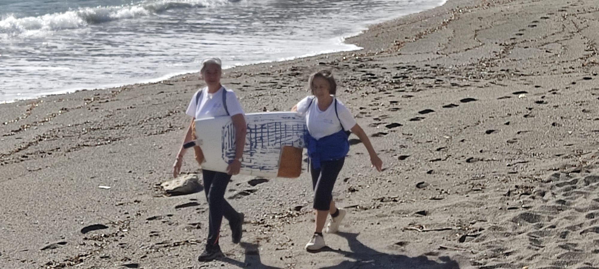 Platges Netes recull quaranta quilos de brossa al Cau del Llop de Llançà