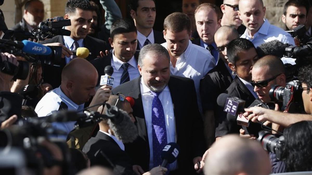 Avigdor Lieberman, rodeado de periodistas en Jersusalén.