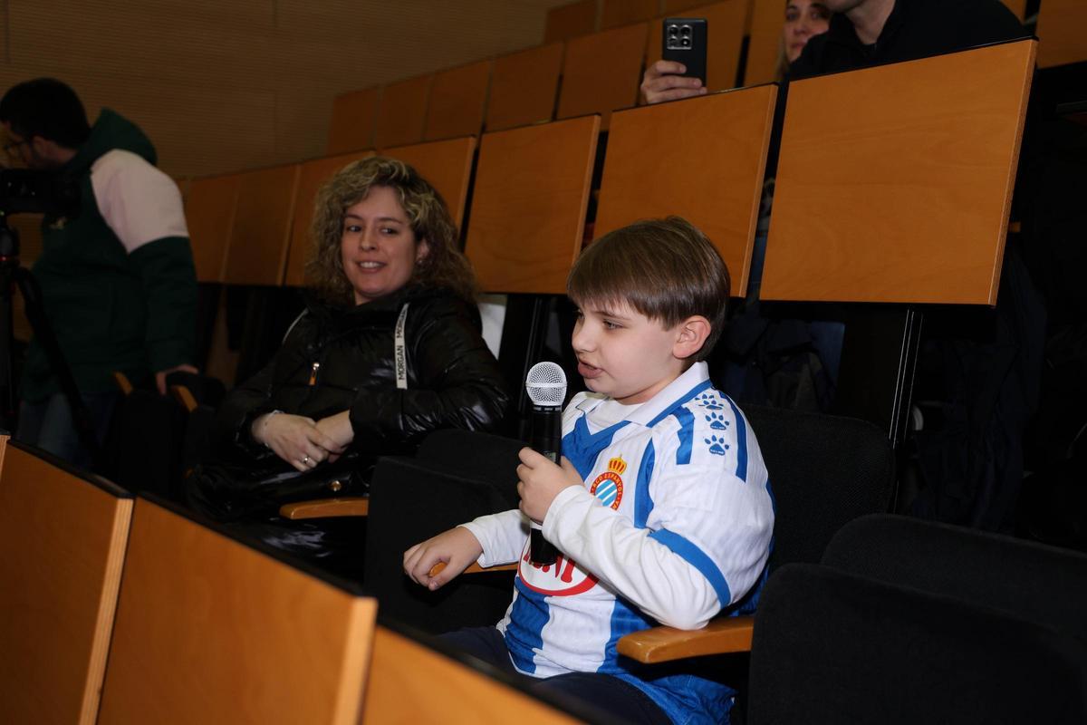 Héctor, un perico que saltará mañana al terreno de juego con motivo del Día Internacional Del Cáncer Infantil