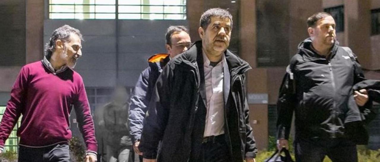 Cuixart, Rull, Sànchez y Junqueras salen de la cárcel de Lledoners para el juicio del 1-O en Madrid, el pasado 1 de febrero del 2019 /