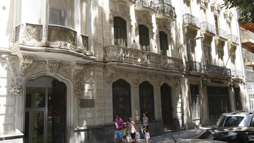 Fachada de la Casa Maestre, cuando aún estaba abierto el Santander.