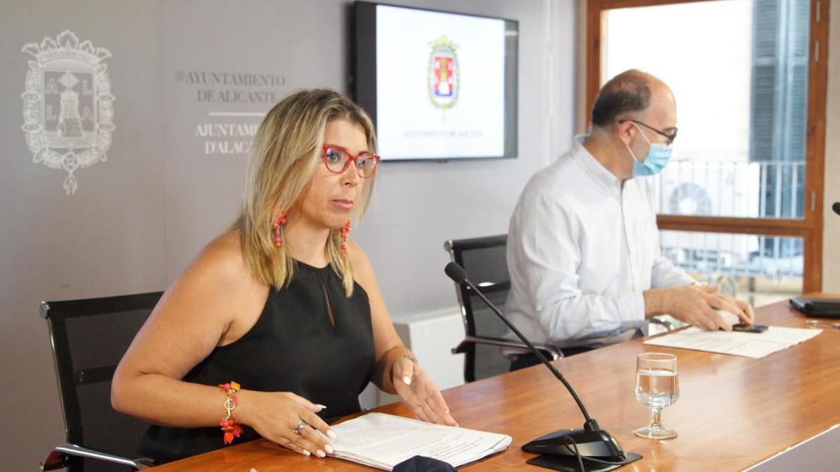 La vicealcaldesa Mari Carmen Sánchez y el concejal Manuel Villar, hoy tras la Junta de Gobierno.