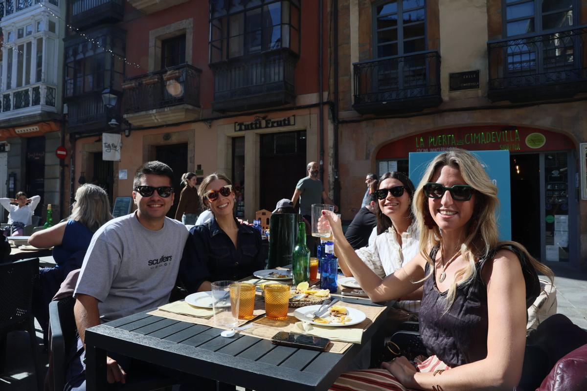 Brindis del grupo de alicantinos de Begoña Ferreira, Alberto Borja, María Bellido y Loli Arroyo
