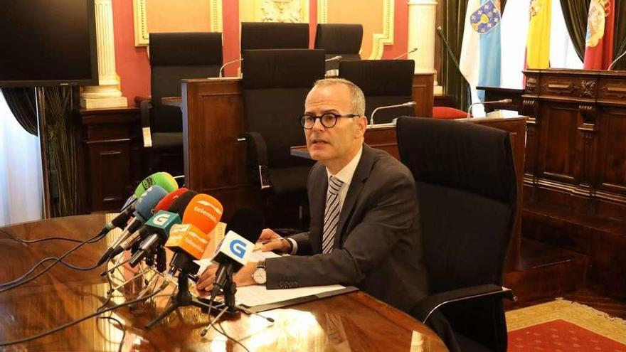 El alcalde, Jesús Vázquez, durante su comparecencia al término de la junta de gobierno. // Jesús Regal