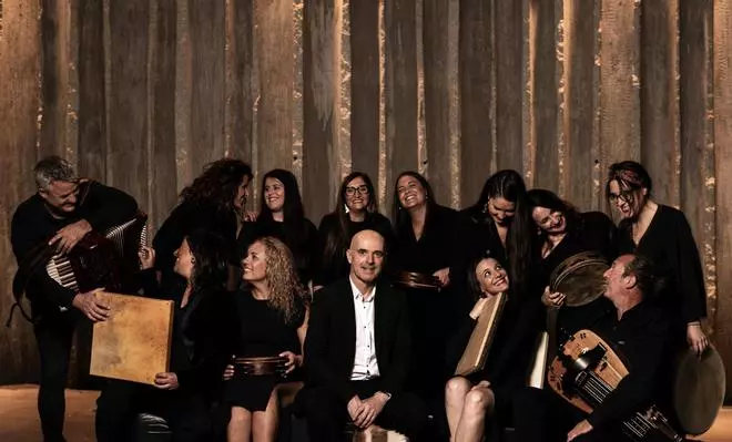 Xabier Díaz e Adufeiras do Salitre presentan "Axúdame a sentir"