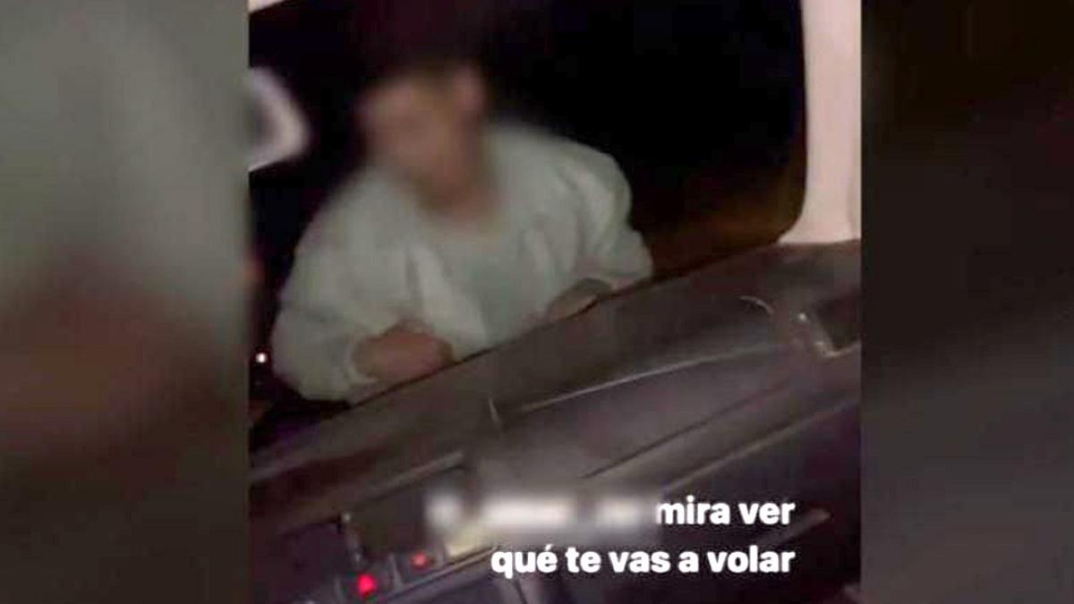 Investigan a conductor por circular con una persona sobre el capó en Cáceres