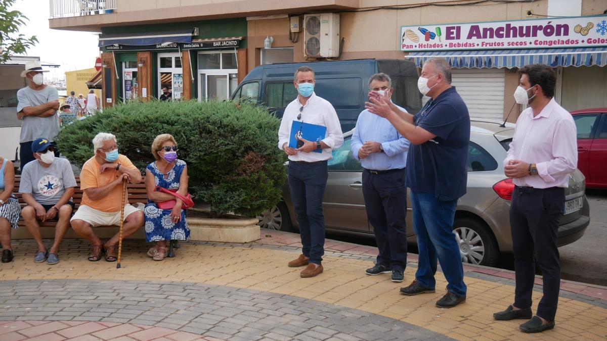 Francisco Bernabé, Juan María Vázquez, Juan Luis Pedreño y Joaquín Segado presentan la propuesta a vecinos de Cabo de Palos