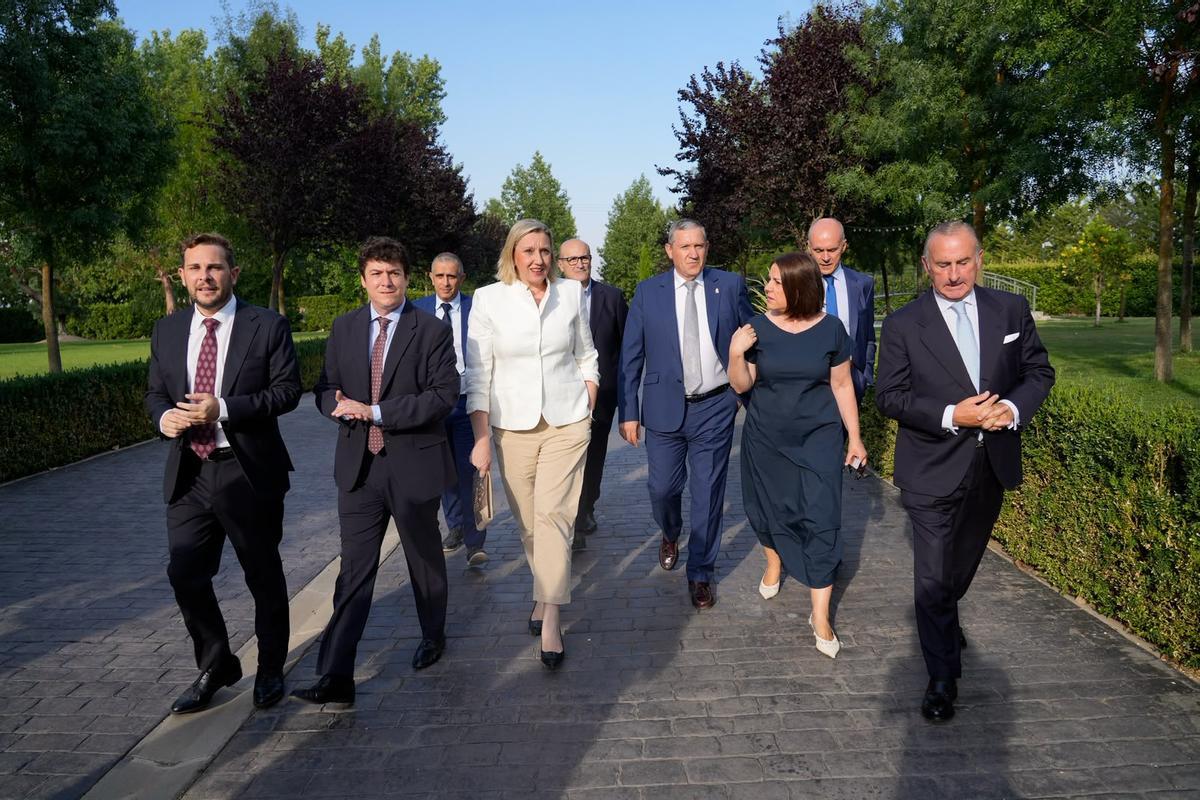 De izquierda a derecha: Víctor López de la Parte, vicepresidente primero de la Diputación; Luis Garrido, subdirector de LA OPINIÓN-EL CORREO DE ZAMORA; Isabel Blanco, vicepresidenta de la Junta de Castilla y León; Javier Faúndez, presidente de la Diputación; Ángeles Rivero, directora general de Prensa Ibérica en Asturias y Castilla y León; y Pablo Junceda, director general adjunto de Banco Sabadell.