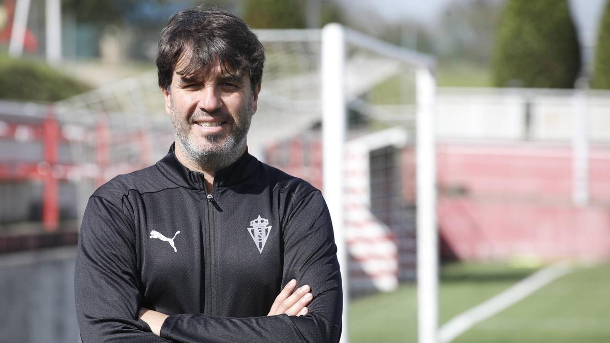 Aitor Zulaika, ayer, posando para LA NUEVA ESPAÑA en Mareo.