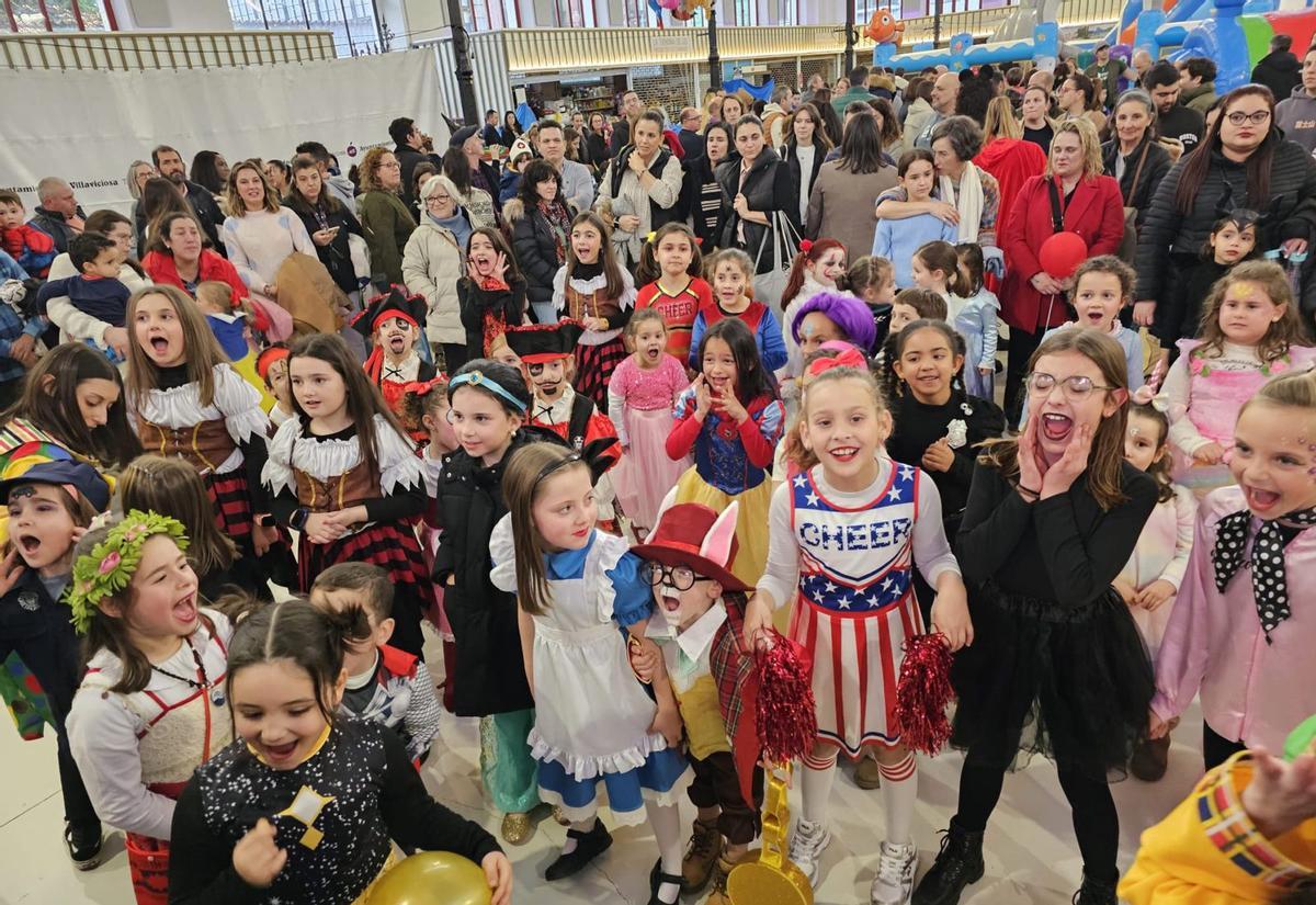 Varios niños disfrutan de la fiesta en la plaza cubierta. | V. A.