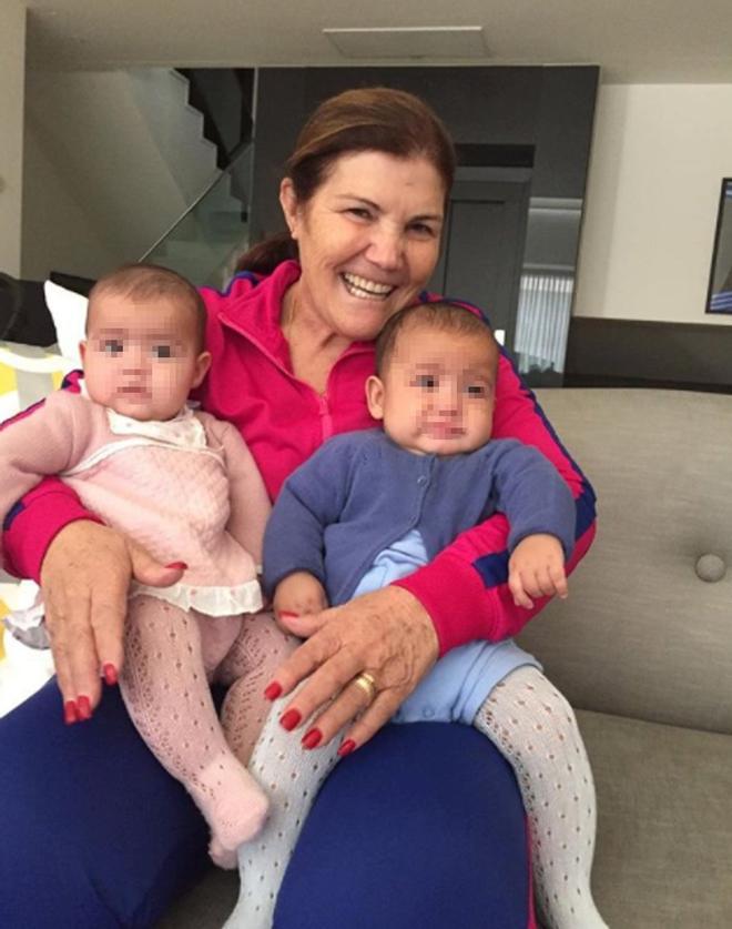 Dolores Aveiro con sus nietos