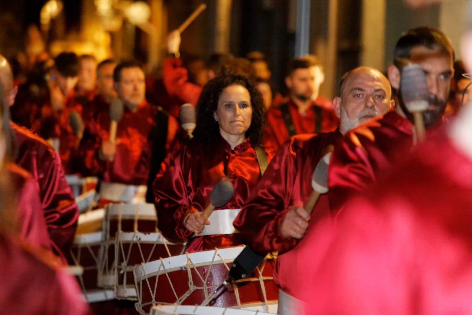 Els Tambors de Passió hacen vibrar Almassora en una noche mágica