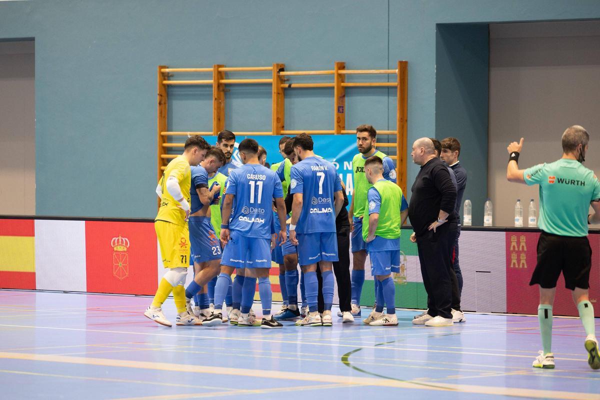 Jugadores del Gasifred Atlético, concentrados en un tiempo muerto.