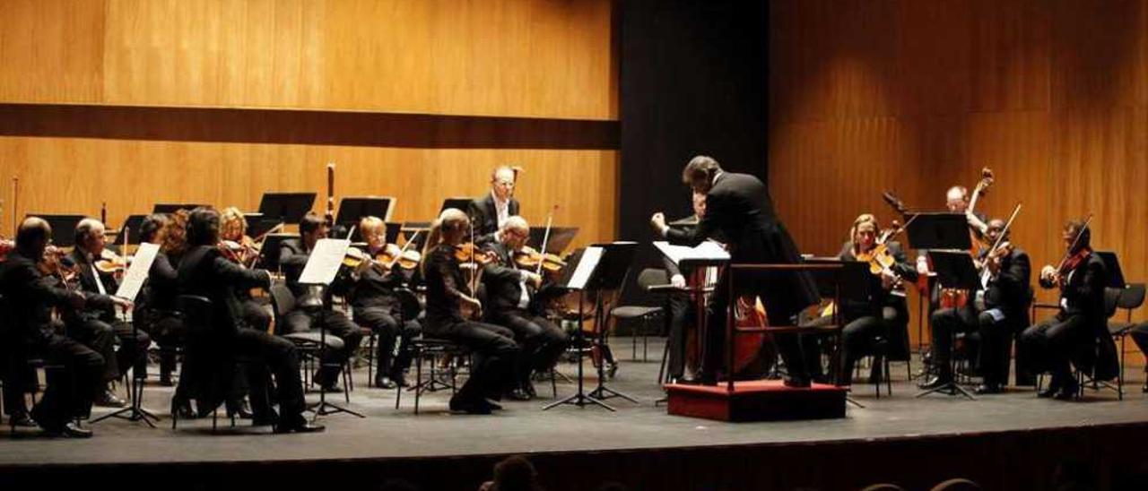 La OSPA, dirigida por Corrado Rovaris, durante su recital en el Jovellanos.