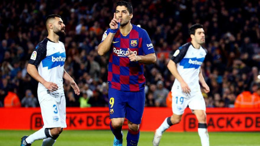 El delantero Luis Suárez acaba de anotar el 4-1, de penalti.