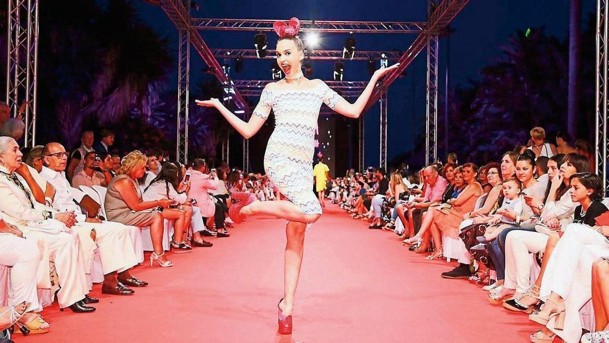 Una modelo desfila durante una de las ediciones pasadas del evento de diseño en Marbella.