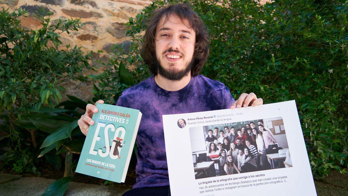 El docente extremeño Alejandro Galán muestra el libro que ha escrito sobre la experiencia de los Detectives de la ESO.