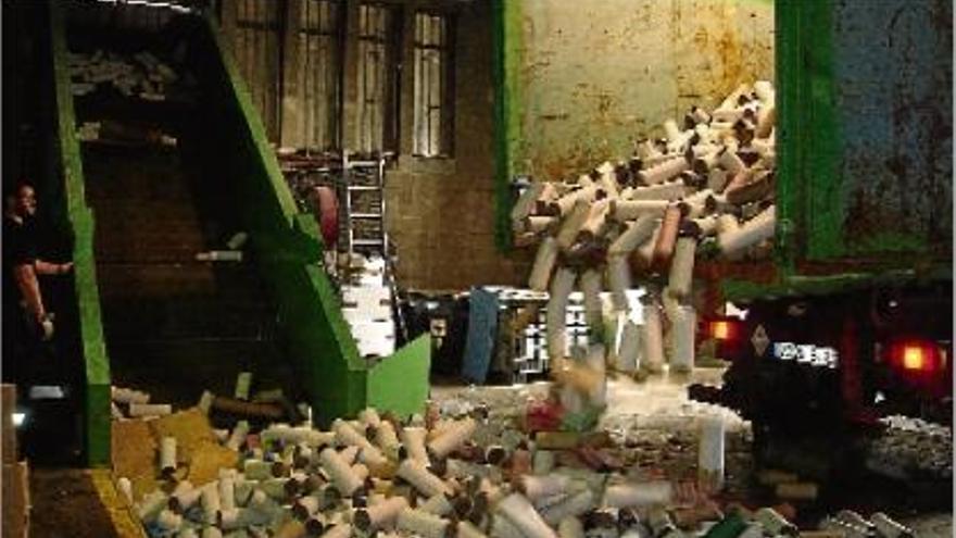 Un camió buida residus de paper a les instal·lacions de l&#039;empresa