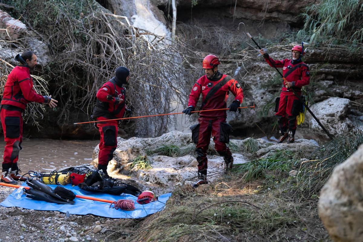 Los bomberos intensifican en Mediona la búsqueda del padre del menor hallado muerto