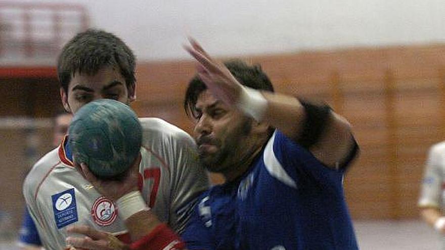 Un jugador de Base Oviedo intenta penetrar en la zaga de Mediocentro Gijón.