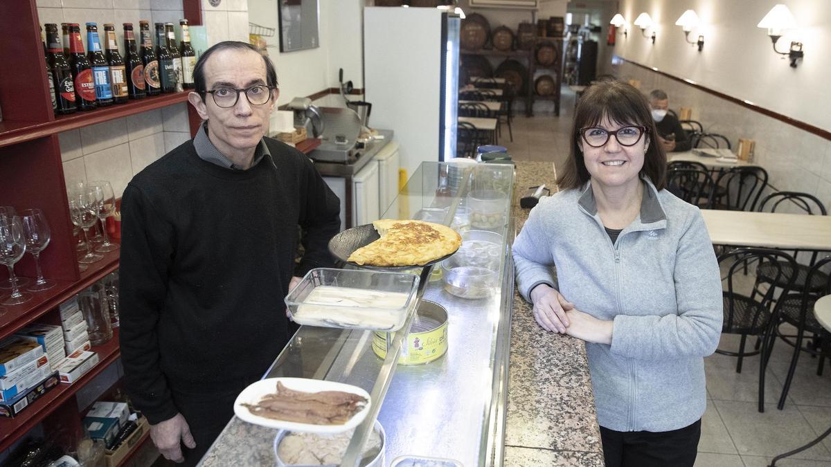 Enric y Núria en el Bar Bodega Chiqui, especializado en vermuts pero que ahora también sirve sushi.