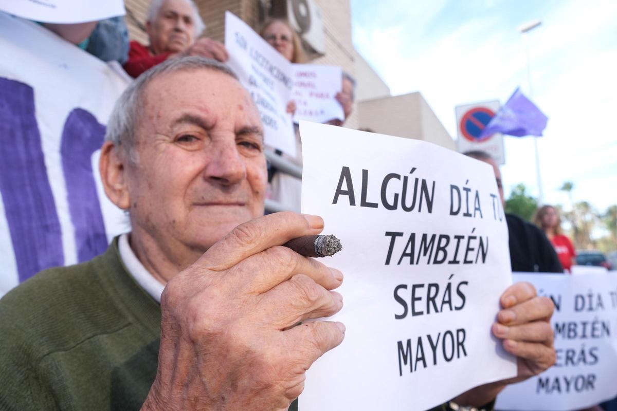 Protesta de trabajadores de residencias en Elche a la que se sumaron los usuarios