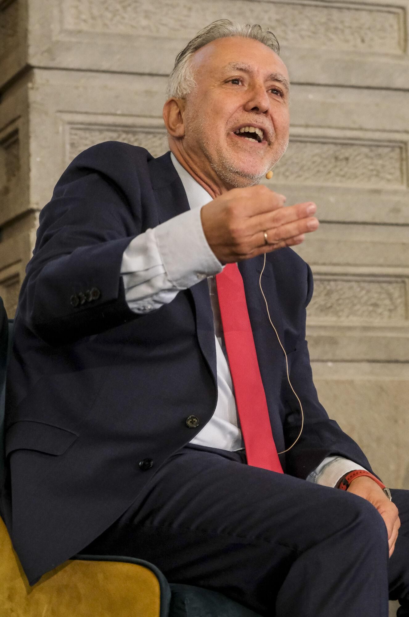 Encuentro informativo con Ángel Víctor Torres, ministro de Política Territorial y Memoria Democrática de España 