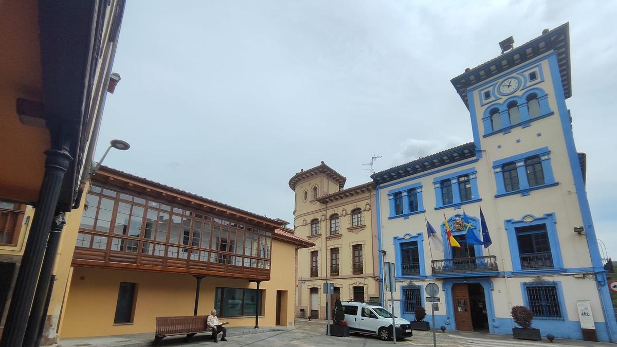 Edificio del Ayuntamiento de Grado, en una vista de la plaza y la casa con galería rehabilitada como Archivo municipal.